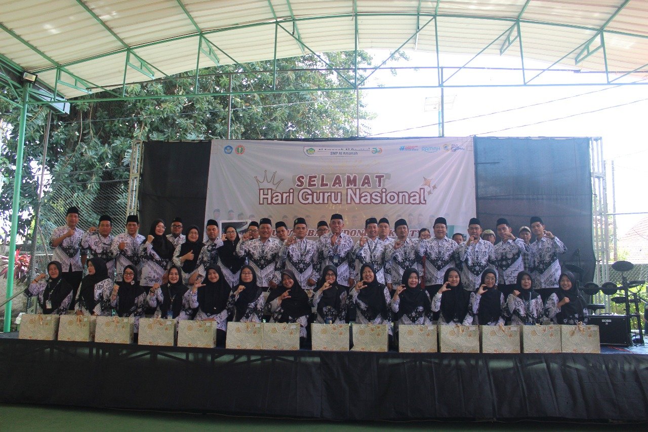 Pentas Seni dan Apresiasi untuk Guru pada Hari Guru Nasional di SMP                      Al Amanah