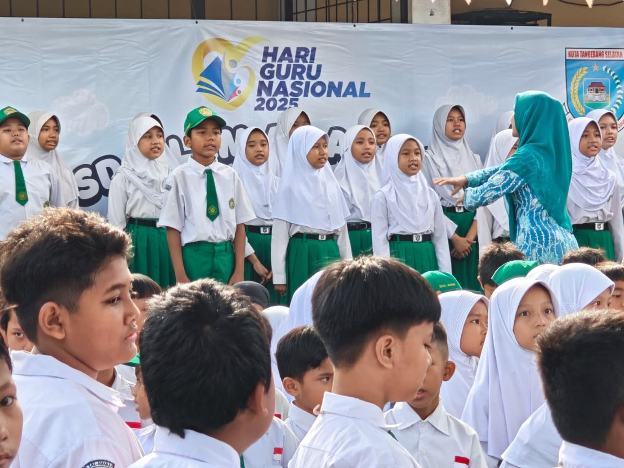 SDI Al Amanah Peringati Hari Guru Nasional dengan Pentas Seni Siswa dan Upacara Khidmat